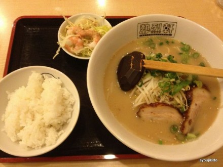 無駄に立派な海老、いつ炊いたご飯なんでしょう。